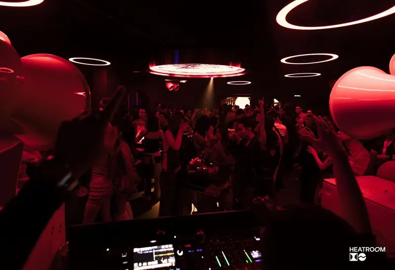 Sàn Heatroom nhuộm đỏ với những khối cầu đỏ khổng lồ, nhìn từ phía bàn mix của DJ