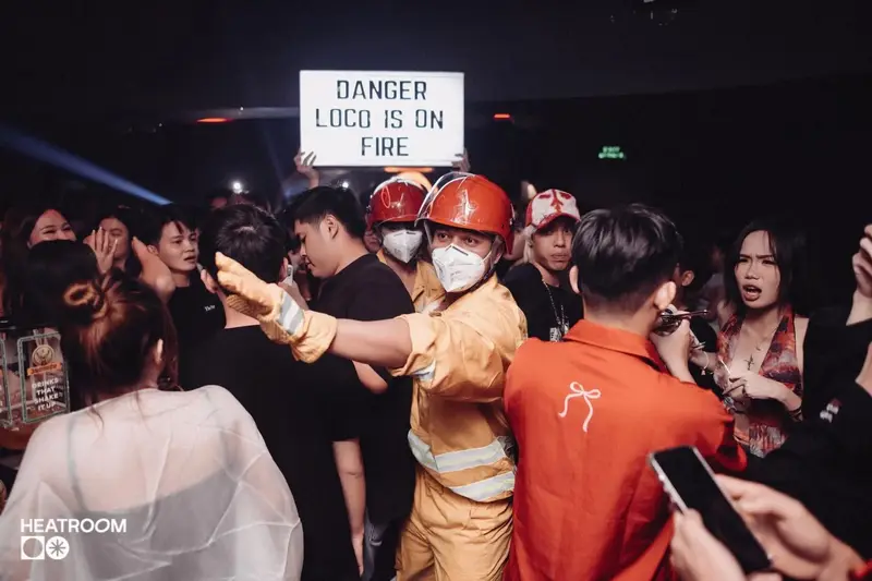 Đêm chủ đề “LOCO is on fire” với người hoá trang lính cứu hoả giơ biển cảnh báo